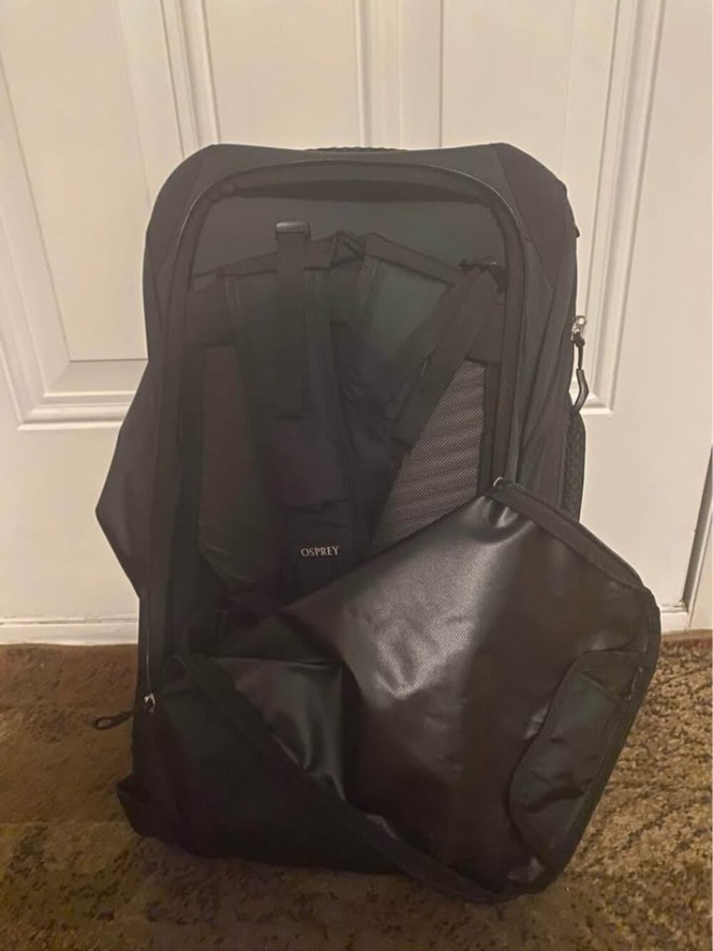 NWT Osprey Men's Farpoint 40L Backpack BLACK - Picture 3 of 3